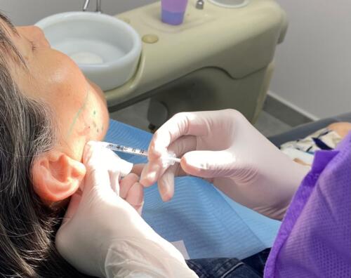 • Coronas
• Puentes
• Dentaduras
• Implantes
• Laminados en porcelana
• Rehabilitación oral y estética
• Blanqueado
• Diseño de Sonrisa
• Botox terapéutico: pacientes con hábitos parafuncionales como clenching y bruxismo. El Botox terapéutico les ayuda a relajar los músculos y aliviar el dolor.
• Bótox: para reducir líneas de expresión y lucir más joven.