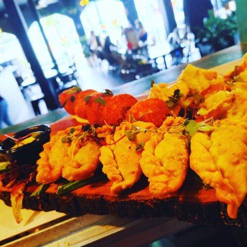 Casilda Cocina Creativa
Restaurante (almuerzos y cena)
Coctelería (con mixólogo)
Cervecería artesanal
Música en vivo (Rooftop)
Cocina Creativa
Servicio de Pick Up