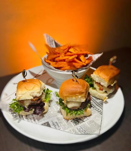                                                                                             Cavas Roof Top
• Restaurante
• Coctelería
• Cervecería artesanal
• Salón de eventos
                                                                                    