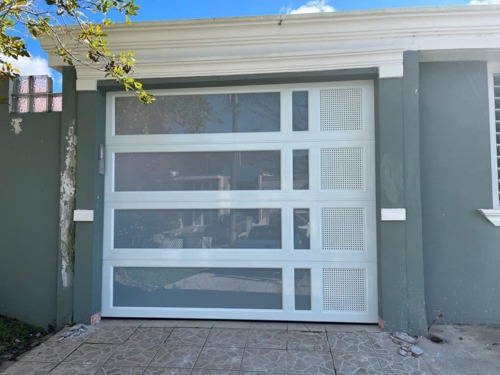                                                                                             King Aluminum
Productos:
• Puertas de pivotes
• Portones de garaje
• Puertas principales
• Puertas de interior
• Puertas de clóset
• Puertas folding
• Puertas con ventana
• Puertas de seguridad
• Portones de patio
• Ventanas projected
• Ventanas casement
• Ventanas de lama

Servicios:
• Construcción liviana
• Adaptación de huecos para puertas y ventanas
• Mochetas
• Cambio de cilindro, cerradura y handel
• Cambio de falleba
• Cambio de cajuela
• Reemplazo de cristales
• Remoción de rejas
• Sadel
                                                                                    