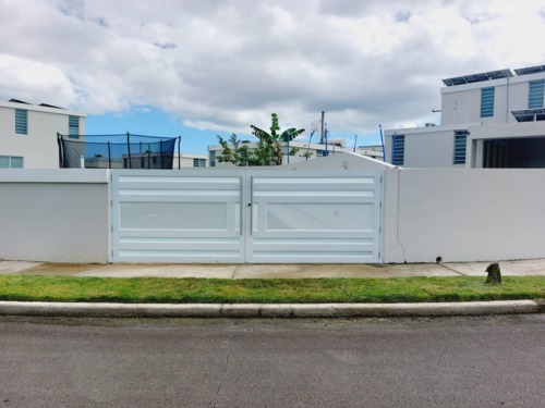                                                                                             King Aluminum
Productos:
• Puertas de pivotes
• Portones de garaje
• Puertas principales
• Puertas de interior
• Puertas de clóset
• Puertas folding
• Puertas con ventana
• Puertas de seguridad
• Portones de patio
• Ventanas projected
• Ventanas casement
• Ventanas de lama

Servicios:
• Construcción liviana
• Adaptación de huecos para puertas y ventanas
• Mochetas
• Cambio de cilindro, cerradura y handel
• Cambio de falleba
• Cambio de cajuela
• Reemplazo de cristales
• Remoción de rejas
• Sadel
                                                                                    