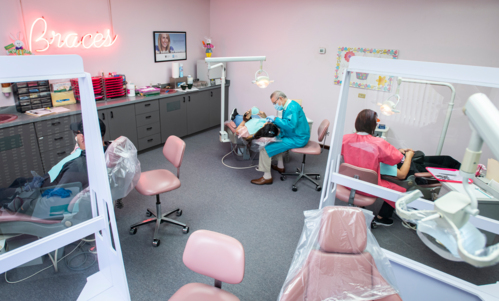                                                                                             Orthodontics Unlimited Dr. Eusebio A. Díaz D.M.D. A.B.O.
Diagnóstico y Tratamiento de Ortodoncia para niños, adolescentes y adultos
Corrección de dientes irregulares o apiñados
Dientes con espacios generalizados
Mordida abierta, cruzada
Sobremordida
Tratamiento Dento Esqueletal para corrección de deformidades
Braces
T Ortodoncia para casos quirúrgicos
                                                                                    