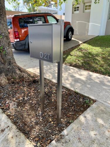                                                                                             • Ofrecemos buzones tanto para interiores y exteriores, como también horizontales y verticales

• Con accesibilidad simple o doble, concentrados, entregando un fácil uso para usted y cumpliendo con las exigencias para facilitar la entrega de la agencia postal.

• Contamos con un completo catálogo que entre otros productos como cajas fuertes que son de alta seguridad para su bien material.

• Los buzones están aprobados por el servicio postal de Estados Unidos (USPS).
                                                                                    