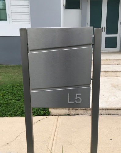                                                                                             • Ofrecemos buzones tanto para interiores y exteriores, como también horizontales y verticales

• Con accesibilidad simple o doble, concentrados, entregando un fácil uso para usted y cumpliendo con las exigencias para facilitar la entrega de la agencia postal.

• Contamos con un completo catálogo que entre otros productos como cajas fuertes que son de alta seguridad para su bien material.

• Los buzones están aprobados por el servicio postal de Estados Unidos (USPS).
                                                                                    