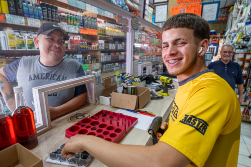                                                                                             Ferretería David Rodríguez
Materiales de construcción 
• Arena de Río
• Arena de Playa 
• Piedra
• Talco
• Cemento
• Varrilla
• Madera
• Paneles De Construcción
• Paneles PVC
• Paneles de Gypsum Board
• Todo Material de Plomería Y Electricidad

Para El Jardín:
• Top Soil
• Piedra Blanca De 4''
• Piedra Blanca De 3/4''
• Puertas De Aluminio 
• Ventanas Miami 
• Material para Herreros
• Rollos de Cyclone Fence
• Tubos Para Verja
• Todo Tipo De Herramienta

Servicio:
• Entregas a domicilio en el área limítrofes
                                                                                    