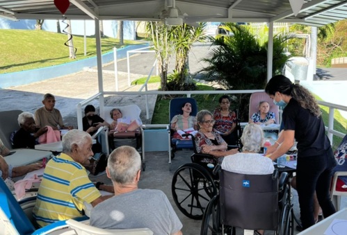                                                                                             Hogar Elisabet "Jardín del Eden"
• Visita de nuestro Médico Generalista con especialidad en Geriatría, 1 vez al mes o cuantas veces se necesite. 
• El equipo de médicos lo componen: Podiatra. (Las visitas de estos especialistas al Hogar son de acuerdo a los requerimientos establecidos por los planes médicos.) 
• Servicios de Ambulancia las 24 horas 
• Laboratorios 
• Farmacia
 • Lavandería los 7 días de la semana 
• Nuestro equipo de trabajo cuenta con enfermeras y personal debidamente adiestrado con capacitaciones especializadas en geriatría, bajo las Normas del Depto. De la Familia.
                                                                                    