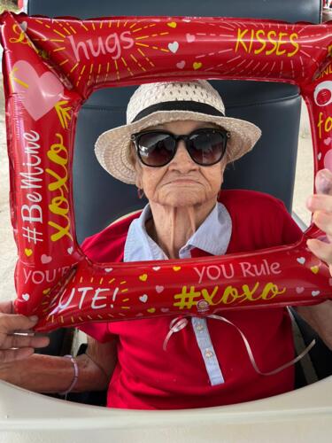                                                                                             Hogar Elisabet "Jardín del Eden"
• Visita de nuestro Médico Generalista con especialidad en Geriatría, 1 vez al mes o cuantas veces se necesite. 
• El equipo de médicos lo componen: Podiatra. (Las visitas de estos especialistas al Hogar son de acuerdo a los requerimientos establecidos por los planes médicos.) 
• Servicios de Ambulancia las 24 horas 
• Laboratorios 
• Farmacia
 • Lavandería los 7 días de la semana 
• Nuestro equipo de trabajo cuenta con enfermeras y personal debidamente adiestrado con capacitaciones especializadas en geriatría, bajo las Normas del Depto. De la Familia.
                                                                                    