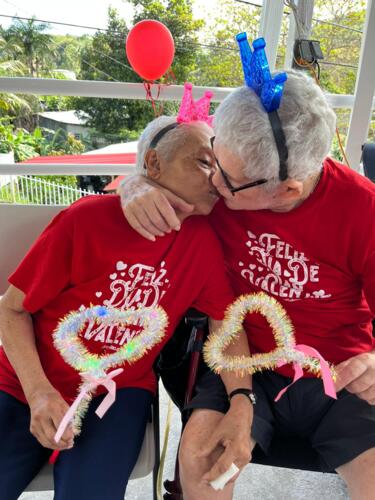                                                                                             Hogar Elisabet "Jardín del Eden"
• Visita de nuestro Médico Generalista con especialidad en Geriatría, 1 vez al mes o cuantas veces se necesite. 
• El equipo de médicos lo componen: Podiatra. (Las visitas de estos especialistas al Hogar son de acuerdo a los requerimientos establecidos por los planes médicos.) 
• Servicios de Ambulancia las 24 horas 
• Laboratorios 
• Farmacia
 • Lavandería los 7 días de la semana 
• Nuestro equipo de trabajo cuenta con enfermeras y personal debidamente adiestrado con capacitaciones especializadas en geriatría, bajo las Normas del Depto. De la Familia.
                                                                                    