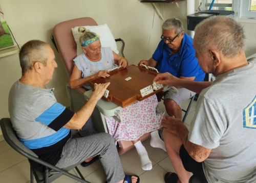                                                                                             Hogar Elisabet "Jardín del Eden"
• Visita de nuestro Médico Generalista con especialidad en Geriatría, 1 vez al mes o cuantas veces se necesite. 
• El equipo de médicos lo componen: Podiatra. (Las visitas de estos especialistas al Hogar son de acuerdo a los requerimientos establecidos por los planes médicos.) 
• Servicios de Ambulancia las 24 horas 
• Laboratorios 
• Farmacia
 • Lavandería los 7 días de la semana 
• Nuestro equipo de trabajo cuenta con enfermeras y personal debidamente adiestrado con capacitaciones especializadas en geriatría, bajo las Normas del Depto. De la Familia.
                                                                                    