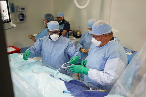 Condiciones tratadas por Neurocirugía Endovascular:
• Embolizaciones Aneurismas Cerebrales en adultos y niños
• Embolizaciones Malformaciones Vasculares Cerebrales y de Espina en adultos y niños
• Embolizaciones de Tumores Cerebrales y Espina preoperatorio
• Embolizaciones Fístulas Arteriovenosas en adultos y niños
• Tratamiento agudo de Derrames Cerebrales, Isquémicos y Hemorrágicos
• Estenosis Carotídea - angioplastia y stent
• Embolización de Hemangiomas Cutáneos
• Arteriografía Diagnóstica (DSA) / Terapéutica de cerebro y espina
• Cirujano Neuro-Endovascular