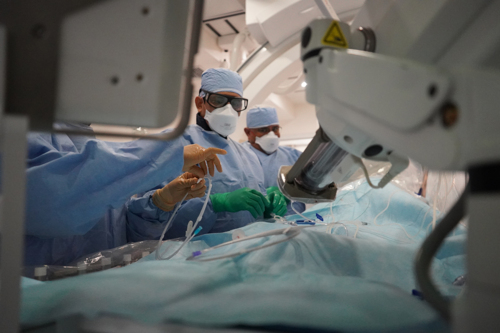 Condiciones tratadas por Neurocirugía Endovascular:
• Embolizaciones Aneurismas Cerebrales en adultos y niños
• Embolizaciones Malformaciones Vasculares Cerebrales y de Espina en adultos y niños
• Embolizaciones de Tumores Cerebrales y Espina preoperatorio
• Embolizaciones Fístulas Arteriovenosas en adultos y niños
• Tratamiento agudo de Derrames Cerebrales, Isquémicos y Hemorrágicos
• Estenosis Carotídea - angioplastia y stent
• Embolización de Hemangiomas Cutáneos
• Arteriografía Diagnóstica (DSA) / Terapéutica de cerebro y espina
• Cirujano Neuro-Endovascular