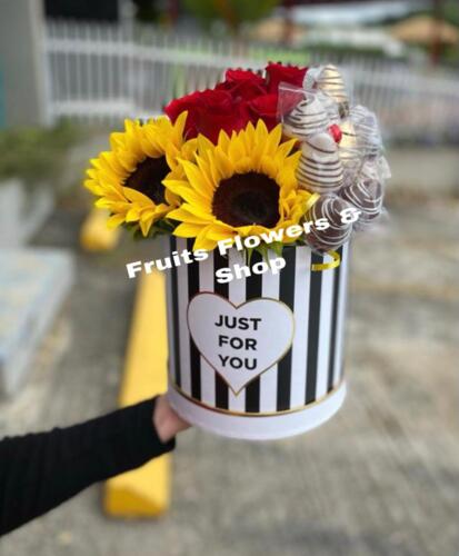                                                                                             • Arreglos de frutas y flores
• Fresas con chocolate
• Recordatorios & paletas de chocolate
• Canastas gourmet
• Frappes y batidas de frutas naturales 
• Coordinación de eventos
• Paletas de bizcocho con chocolate
                                                                                    