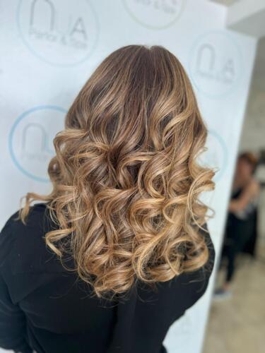 • Estética
• Depilación
• Fibroblast (rostro)
• Remoción de verrugas
• Láser diodo
• Micro agujas
• Brow Tint
• Corte y estilo
• Tratamientos estéticos
• Blow out
• Uñas (acrílicas, gel y dipping)
• Maquillaje profesional
• Masajes
• Manicura/Pedicura
• Color
• Keratina
• Peinado
• Alisado
• Maquillaje para novias y séquito
• Tratamientos de plástica Dos Fios
• Tratamientos de acondicionadores
• Trabajamos con las líneas de cabello Olaplex, Rusk y Brazilian Blowout