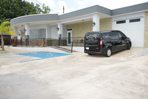 • Cremación
• Velatorios
• Servicios Funerarios Tradicionales
• Urnas de Cremación
• Envío y Recogido en PR, EU y otros
• Aceptamos Pólizas de Seguros
• Pre-arreglos Funerales a Plazos
• Exhumaciones
• Traslado de Cuerpo
• Facilidades de Cafetería
• Amplio Estacionamiento