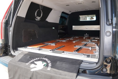 • Cremación
• Velatorios
• Servicios Funerarios Tradicionales
• Urnas de Cremación
• Envío y Recogido en PR, EU y otros
• Aceptamos Pólizas de Seguros
• Pre-arreglos Funerales a Plazos
• Exhumaciones
• Traslado de Cuerpo
• Facilidades de Cafetería
• Amplio Estacionamiento