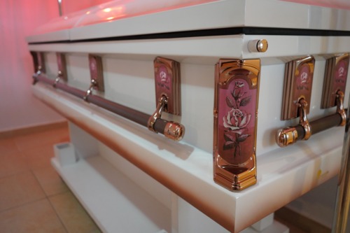 • Cremación
• Velatorios
• Servicios Funerarios Tradicionales
• Urnas de Cremación
• Envío y Recogido en PR, EU y otros
• Aceptamos Pólizas de Seguros
• Pre-arreglos Funerales a Plazos
• Exhumaciones
• Traslado de Cuerpo
• Facilidades de Cafetería
• Amplio Estacionamiento