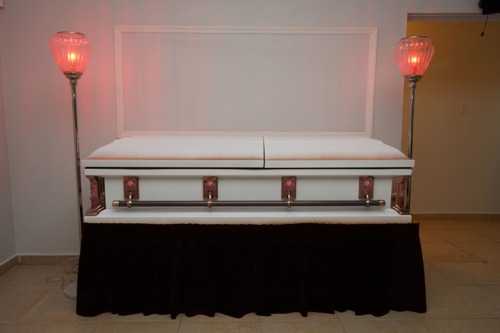 • Cremación
• Velatorios
• Servicios Funerarios Tradicionales
• Urnas de Cremación
• Envío y Recogido en PR, EU y otros
• Aceptamos Pólizas de Seguros
• Pre-arreglos Funerales a Plazos
• Exhumaciones
• Traslado de Cuerpo
• Facilidades de Cafetería
• Amplio Estacionamiento