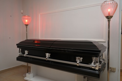 • Cremación
• Velatorios
• Servicios Funerarios Tradicionales
• Urnas de Cremación
• Envío y Recogido en PR, EU y otros
• Aceptamos Pólizas de Seguros
• Pre-arreglos Funerales a Plazos
• Exhumaciones
• Traslado de Cuerpo
• Facilidades de Cafetería
• Amplio Estacionamiento
