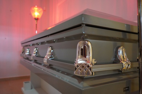 • Cremación
• Velatorios
• Servicios Funerarios Tradicionales
• Urnas de Cremación
• Envío y Recogido en PR, EU y otros
• Aceptamos Pólizas de Seguros
• Pre-arreglos Funerales a Plazos
• Exhumaciones
• Traslado de Cuerpo
• Facilidades de Cafetería
• Amplio Estacionamiento