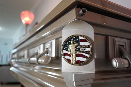 • Cremación
• Velatorios
• Servicios Funerarios Tradicionales
• Urnas de Cremación
• Envío y Recogido en PR, EU y otros
• Aceptamos Pólizas de Seguros
• Pre-arreglos Funerales a Plazos
• Exhumaciones
• Traslado de Cuerpo
• Facilidades de Cafetería
• Amplio Estacionamiento