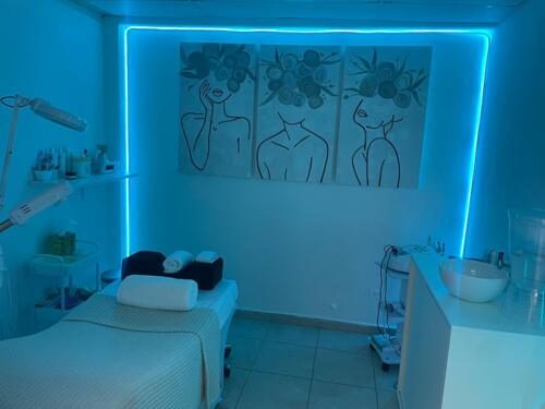                                                                                             • Limpieza Profunda
• Microdermabrasión
• Dermaplaning 
• Hidratación profunda 
• Tratamiento para manchas 
• Hidratación para el contorno de ojos, labios y cuello
• Tratamiento de Fotoregeneración Celular
• Tratamiento de Parafina 
• Tratamiento para piel con Acné
                                                                                    