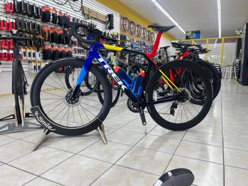                                                                                             • Venta y reparación de bicicletas
• Venta de accesorios
• Equipo de seguridad
• Ropa para ciclistas
• Nutrición: suplementos y vitaminas para atletas
• Fitting: programa digitalizado en 3D
• Financiamiento a 3 meses y medio a través de Sincronic
                                                                                    