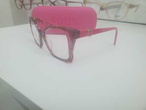 • SB
• Forever 21
• Jonatan Cate
• Tous
• IGreen
• Montura de espejuelos
• Gafas de sol
• Lentes de contacto
• Se trabaja con distintos tipos de material, entre ellos: CR39, policarbonato, Trivex, High Index
• Tratamientos para los lentes (fotocromático, fotocromático, Transitions, tratamientos antirreflectantes, polarizado, polarizado espejo y cualquier tipo de tratamiento espejo: “varios tratamientos a escoger”)