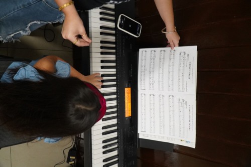 • Clases a domicilio y en línea
• Clases de piano, guitarra, violín, batería, saxofón y otros.
• Se preparan estudiantes para escuelas especializadas en música
• Piano School for Kids 3 años - 6 años
• Niños 6 años - 11 años
• Jóvenes 12 - 17 años
• Adultos 18 años - en adelante
• Retirados y Seniors 55+