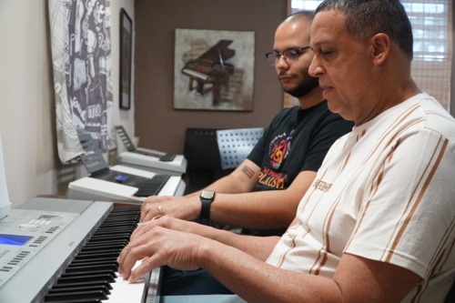 • Clases a domicilio y en línea
• Clases de piano, guitarra, violín, batería, saxofón y otros.
• Se preparan estudiantes para escuelas especializadas en música
• Piano School for Kids 3 años - 6 años
• Niños 6 años - 11 años
• Jóvenes 12 - 17 años
• Adultos 18 años - en adelante
• Retirados y Seniors 55+