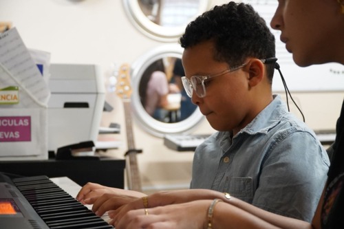 • Clases a domicilio y en línea
• Clases de piano, guitarra, violín, batería, saxofón y otros.
• Se preparan estudiantes para escuelas especializadas en música
• Piano School for Kids 3 años - 6 años
• Niños 6 años - 11 años
• Jóvenes 12 - 17 años
• Adultos 18 años - en adelante
• Retirados y Seniors 55+