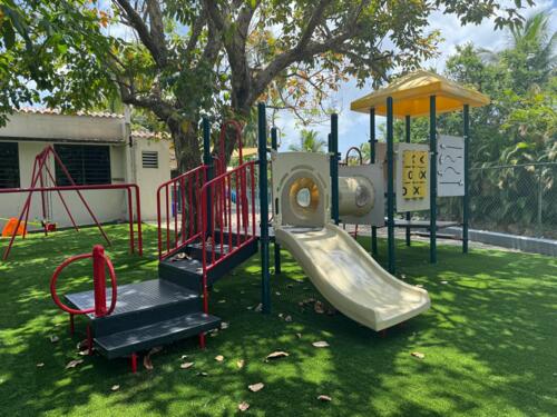 • Cuidado Diurno/Centros
• Nurseries (Guarderías)
• Escuelas - Privadas
• Colegios/Academias