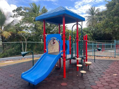 • Cuidado Diurno/Centros
• Nurseries (Guarderías)
• Escuelas - Privadas
• Colegios/Academias