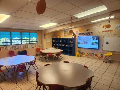 • Cuidado Diurno/Centros
• Nurseries (Guarderías)
• Escuelas - Privadas
• Colegios/Academias