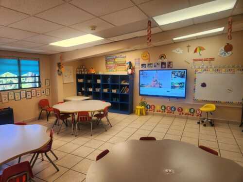 • Cuidado Diurno/Centros
• Nurseries (Guarderías)
• Escuelas - Privadas
• Colegios/Academias