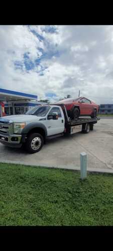                                                                                             Derick Towing
• Extracción de vehículos 
• Recarga de baterías 
• Cerrajería 
• Asistencia en las carreteras 
• Transporte de materiales y equipo pesado
                                                                                    