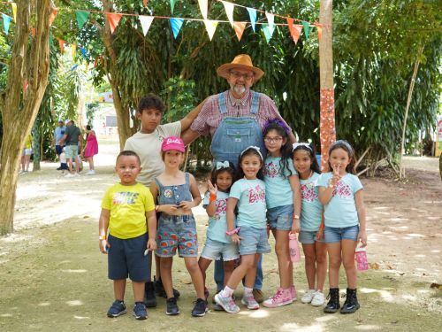                                                                                             • Música
• Zipline
• Laberinto
• Fourth Track
• Disfrute del playground
• Pasear algunos animales
• Interacción con los animales
• Paseos en carreta y en tren
• Espacios para fotografías familiares
• Mesas de arena y de juegos sensoriales
• Paseo en bicicletas de pedales de 4 ruedas
                                                                                    