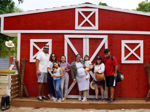                                                                                             • Música
• Zipline
• Laberinto
• Fourth Track
• Disfrute del playground
• Pasear algunos animales
• Interacción con los animales
• Paseos en carreta y en tren
• Espacios para fotografías familiares
• Mesas de arena y de juegos sensoriales
• Paseo en bicicletas de pedales de 4 ruedas
                                                                                    