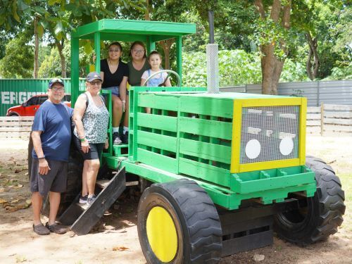                                                                                             • Música
• Zipline
• Laberinto
• Fourth Track
• Disfrute del playground
• Pasear algunos animales
• Interacción con los animales
• Paseos en carreta y en tren
• Espacios para fotografías familiares
• Mesas de arena y de juegos sensoriales
• Paseo en bicicletas de pedales de 4 ruedas
                                                                                    