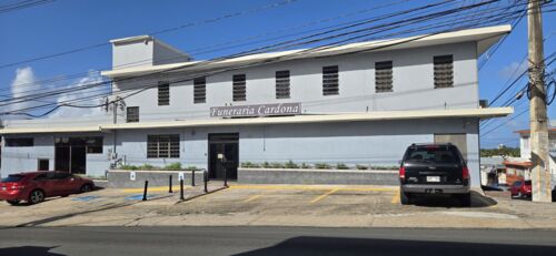 Servicios Funerales
Los paquetes funerales básicos incluyen:
• Servicios básicos del director y personal
• Embalsamamiento
• Permiso de enterramiento
• Uso de facilidades o uso de equipo y
personal para servicio en la residencia
• Recogido del cuerpo o traslado a la funeraria
• Carroza fúnebre
• Libro de registro de firmas
• Recordatorios
• Emblema religioso
• Ataúd
También le brindamos o ayudamos con los siguientes servicios:
• Servicio religioso
• Servicio de esquelas en los principales
periódicos del país
• Servicio de limosina
• Tarjetas de expresiones de gratitud
• Carro floral
• Guagua de sonido
• Servicio de floristería
• Exhumación y traslado
• Traslados hacia otros destinos
fuera de Puerto Rico
• Servicios provenientes de otros países
• Funerales directos
• Embalsamamiento
Contamos con nuestra propia sala de embalsamamiento, y con uno de los embalsamadores y profesor de ciencias mortuorias más experimentado en el campo, el Sr. Orlando Rodriguez Lic. 328, quien cuenta con más de 20 años de experiencia en la profesión, especialmente en maquillaje y arte restaurativo.
• Facilidades
Contamos con cuatro capillas, un área cómoda de recibidor, cafetería, cuarto de exhibición de ataúdes, oficina, sala de embalsamamiento y estacionamiento. Nuestras facilidades fueron remodeladas recientemente para su comodidad y conveniencia.
• Cafetería
Tenemos a su disponibilidad un área de cafetería, en donde puede sentarse y disfrutar de comidas ligeras, como sándwiches, frituras, mantecados, snacks y refrigerios, entre otros.
• Cuarto de exhibición de ataúdes
Contamos con una gran variedad de ataúdes, de diferentes diseños, colores y tamaños, y lo más importante con precios bien razonables.
• Cremación
Brindamos servicios de cremación y velatorio, cremación y servicio religioso y cremación directa. También tenemos disponibles urnas para la venta.