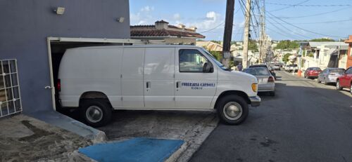 Servicios Funerales
Los paquetes funerales básicos incluyen:
• Servicios básicos del director y personal
• Embalsamamiento
• Permiso de enterramiento
• Uso de facilidades o uso de equipo y
personal para servicio en la residencia
• Recogido del cuerpo o traslado a la funeraria
• Carroza fúnebre
• Libro de registro de firmas
• Recordatorios
• Emblema religioso
• Ataúd
También le brindamos o ayudamos con los siguientes servicios:
• Servicio religioso
• Servicio de esquelas en los principales
periódicos del país
• Servicio de limosina
• Tarjetas de expresiones de gratitud
• Carro floral
• Guagua de sonido
• Servicio de floristería
• Exhumación y traslado
• Traslados hacia otros destinos
fuera de Puerto Rico
• Servicios provenientes de otros países
• Funerales directos
• Embalsamamiento
Contamos con nuestra propia sala de embalsamamiento, y con uno de los embalsamadores y profesor de ciencias mortuorias más experimentado en el campo, el Sr. Orlando Rodriguez Lic. 328, quien cuenta con más de 20 años de experiencia en la profesión, especialmente en maquillaje y arte restaurativo.
• Facilidades
Contamos con cuatro capillas, un área cómoda de recibidor, cafetería, cuarto de exhibición de ataúdes, oficina, sala de embalsamamiento y estacionamiento. Nuestras facilidades fueron remodeladas recientemente para su comodidad y conveniencia.
• Cafetería
Tenemos a su disponibilidad un área de cafetería, en donde puede sentarse y disfrutar de comidas ligeras, como sándwiches, frituras, mantecados, snacks y refrigerios, entre otros.
• Cuarto de exhibición de ataúdes
Contamos con una gran variedad de ataúdes, de diferentes diseños, colores y tamaños, y lo más importante con precios bien razonables.
• Cremación
Brindamos servicios de cremación y velatorio, cremación y servicio religioso y cremación directa. También tenemos disponibles urnas para la venta.