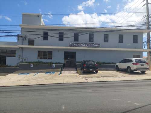 Servicios Funerales
Los paquetes funerales básicos incluyen:
• Servicios básicos del director y personal
• Embalsamamiento
• Permiso de enterramiento
• Uso de facilidades o uso de equipo y
personal para servicio en la residencia
• Recogido del cuerpo o traslado a la funeraria
• Carroza fúnebre
• Libro de registro de firmas
• Recordatorios
• Emblema religioso
• Ataúd
También le brindamos o ayudamos con los siguientes servicios:
• Servicio religioso
• Servicio de esquelas en los principales
periódicos del país
• Servicio de limosina
• Tarjetas de expresiones de gratitud
• Carro floral
• Guagua de sonido
• Servicio de floristería
• Exhumación y traslado
• Traslados hacia otros destinos
fuera de Puerto Rico
• Servicios provenientes de otros países
• Funerales directos
• Embalsamamiento
Contamos con nuestra propia sala de embalsamamiento, y con uno de los embalsamadores y profesor de ciencias mortuorias más experimentado en el campo, el Sr. Orlando Rodriguez Lic. 328, quien cuenta con más de 20 años de experiencia en la profesión, especialmente en maquillaje y arte restaurativo.
• Facilidades
Contamos con cuatro capillas, un área cómoda de recibidor, cafetería, cuarto de exhibición de ataúdes, oficina, sala de embalsamamiento y estacionamiento. Nuestras facilidades fueron remodeladas recientemente para su comodidad y conveniencia.
• Cafetería
Tenemos a su disponibilidad un área de cafetería, en donde puede sentarse y disfrutar de comidas ligeras, como sándwiches, frituras, mantecados, snacks y refrigerios, entre otros.
• Cuarto de exhibición de ataúdes
Contamos con una gran variedad de ataúdes, de diferentes diseños, colores y tamaños, y lo más importante con precios bien razonables.
• Cremación
Brindamos servicios de cremación y velatorio, cremación y servicio religioso y cremación directa. También tenemos disponibles urnas para la venta.