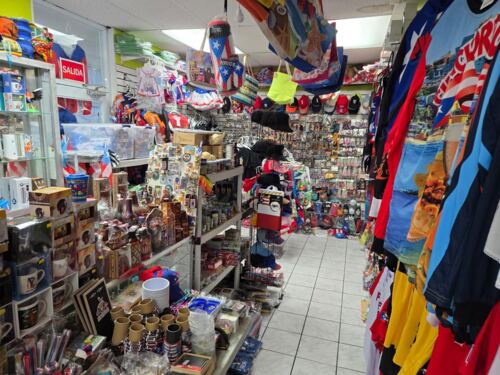                                                                                             • Joyería
• Oro (compra y venta)
• Stainless Steel (venta)
• Fantasía
• Relojes (baterías y pasadores)
• Accesorios
• Gafas
• Perfumes
• Variedad de Souvenirs de PR
                                                                                    