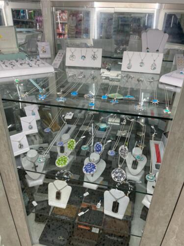 • Farmacia
• Medicamentos
• Regalos
• Perfumería
• Maquillaje
• Envolturas de regalo
• Efectos escolares
• Venta Loto
• Productos Naturales