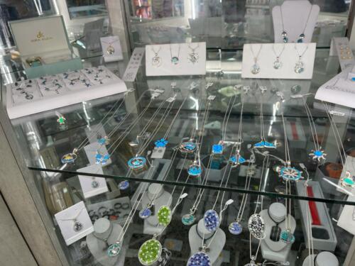 • Farmacia
• Medicamentos
• Regalos
• Perfumería
• Maquillaje
• Envolturas de regalo
• Efectos escolares
• Venta Loto
• Productos Naturales