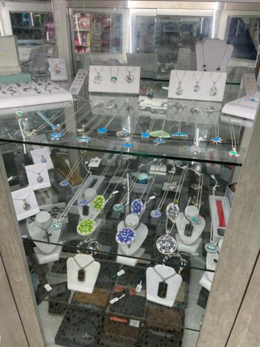 • Farmacia
• Medicamentos
• Regalos
• Perfumería
• Maquillaje
• Envolturas de regalo
• Efectos escolares
• Venta Loto
• Productos Naturales