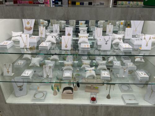 • Farmacia
• Medicamentos
• Regalos
• Perfumería
• Maquillaje
• Envolturas de regalo
• Efectos escolares
• Venta Loto
• Productos Naturales