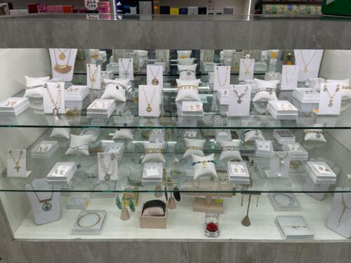 • Farmacia
• Medicamentos
• Regalos
• Perfumería
• Maquillaje
• Envolturas de regalo
• Efectos escolares
• Venta Loto
• Productos Naturales