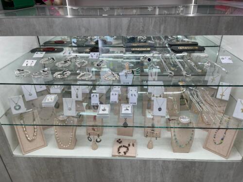 • Farmacia
• Medicamentos
• Regalos
• Perfumería
• Maquillaje
• Envolturas de regalo
• Efectos escolares
• Venta Loto
• Productos Naturales