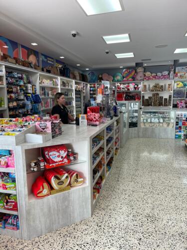 • Farmacia
• Medicamentos
• Regalos
• Perfumería
• Maquillaje
• Envolturas de regalo
• Efectos escolares
• Venta Loto
• Productos Naturales