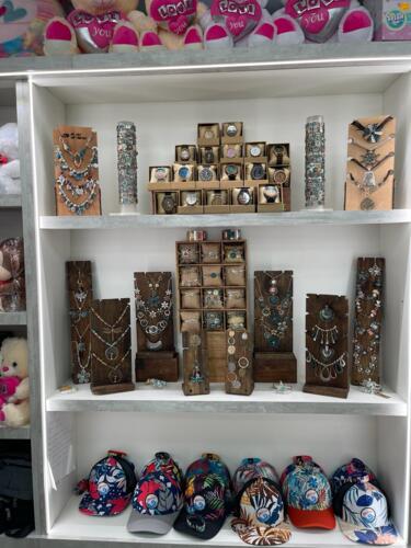 • Farmacia
• Medicamentos
• Regalos
• Perfumería
• Maquillaje
• Envolturas de regalo
• Efectos escolares
• Venta Loto
• Productos Naturales